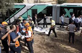 en-uno-de-los-ataques-dos-palestinos-subieron-a-un-autobus-y-agredieron-a-sus-ocupantes-con-un-arma-de-fuego-y-a-cuchillazos-matando-a-dos-e-hiriend-195608000000-1388313.jpg