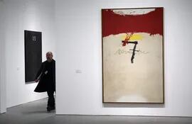 Vista de la obra "7 de noviembre" durante la presentación de la exposición 'Antoni Tàpies. La práctica del arte' en el museo Reina Sofía en Madrid.