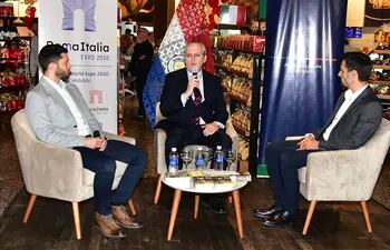Nahuel Pianarosa, el embajador de Italia, Paolo Campanini y Mario Goia en la presentación de la semana italiana.