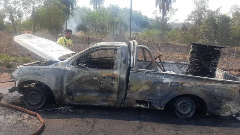 Camioneta perteneciente a Copaco que ardió en llamas.