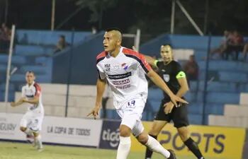 Lucas González marcó un triplete en la victoria y clasificación de Nacional en la Copa Paraguay.
