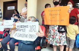 Los pacientes oncológicos realizaron ayer una protesta para exigir al Gobierno la provisión de fármacos para no cortar el tratamiento.