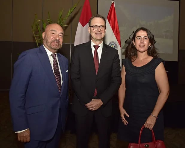 El embajador de Francia Pierre-Christian Soccoja, el embajador de Suiza Daniel Derzic y la embajadora de España Carmen Castiella.