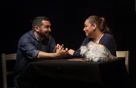 Fabio Chamorro y Katia García en la obra "No dejen que sangren las flores", dirigida por Héctor Silva.