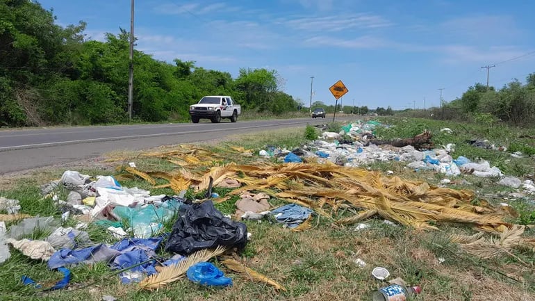 Triste imagen presenta la nueva ruta vecinal que une las localidades de Ypané y Villeta, con gran cantidad de basura.