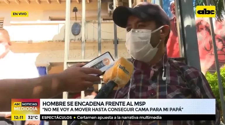 Ariel Martínez se encadenó frente al Ministerio de Salud exigiendo una cama de terapia intensiva para su papá.