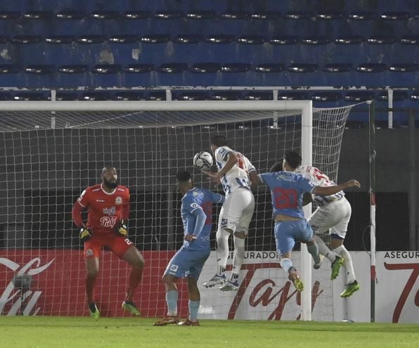 El defensor Danilo Ortiz (29 años) aplica el cabezazo que  le dio el gol del triunfo al 12 de Octubre.