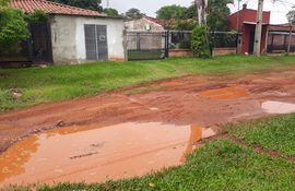 Para salir de sus domicilios los vecinos deben sortear los charcos de agua y lodos que se forman durante las lluvias en el barrio Virgen del Rosario de San Lorenzo.