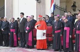 El primer cardenal paraguayo, Adalberto Martínez, fue recibido esta mañana en la Catedral Metropolitana.