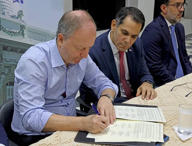 El ministro de Economía, Carlos Fernández Valdovinos, durante la firma del convenio llevado a cabo el último viernes.