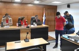 Policías quitan las esposas al acusado Lorenzo González Martínez ante la mirada de los jueces que integran el Tribunal de Sentencia.
