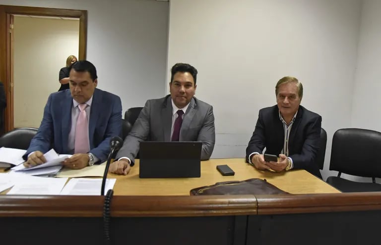 Dany Durand (der.), exministro del MUVH acusado de supuesta declaración falsa, junto a los abogados Óscar Tuma y Pablo Villalba.