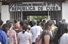Una importante cantidad de electores se encuentran en la Escuela República de Cuba.
