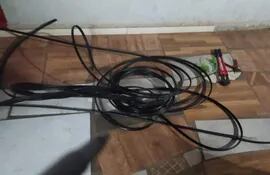 Metros de cables que fueron hallados en poder de los detenidos