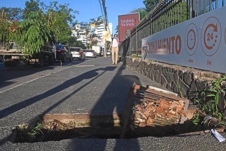 Vereda en pésimo estado genera un peligro para peatones sobre la avenida Choferes del Chaco de Asunción.