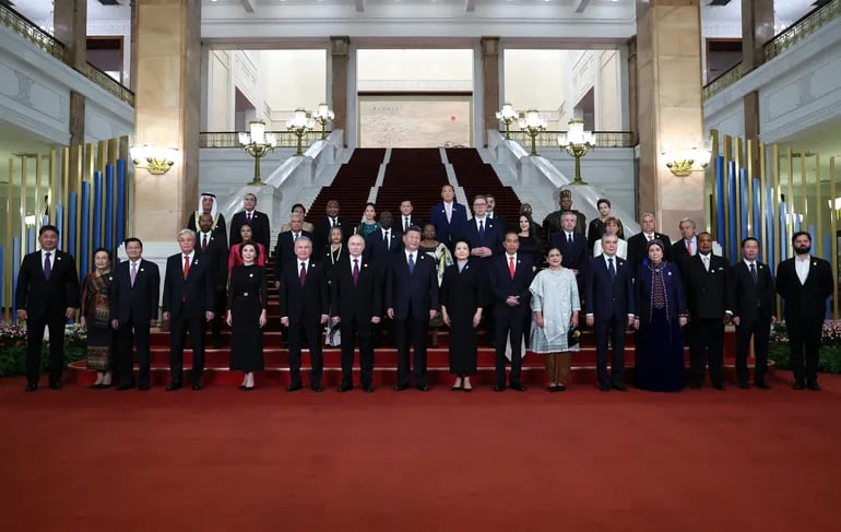 Líderes de todo el mundo en Pekín recibidos por el mandatario chino, Xi Jinping y su esposa, Peng Liyuan, en Pekín.  (EFE)
