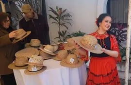 La joven  Patricia Marianela Benítez, exhibe uno de los sombreros de Yata´i fabricados por los artesanos de Tte. Sanchez Villalbín.