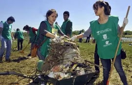 unos-350-voluntarios-se-unieron-a-las-tareas-de-limpieza-realizadas-ayer-en-el-banco-san-miguel-y-bahia-de-asuncion--195033000000-610616.jpg