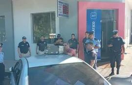 El Operativo Policial se realizó frente a un conocido banco que se ubica frente a la Plaza Teniente Fariña.