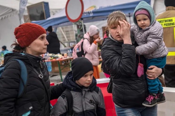 Refugiados ucranianos cruzan la frontera con Polonia, en marzo de 2022. Irlanda alberga a más de 69.000 refugiados provenientes de Ucrania.