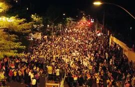 Multitudinaria fue la marcha de los universitarios anoche en Asunción.