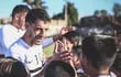 Alejandro Silva, jugador de Olimpia, saludando a niños en el entrenamiento del plantel en la Villa Olimpia, en Fernando de la Mora.
