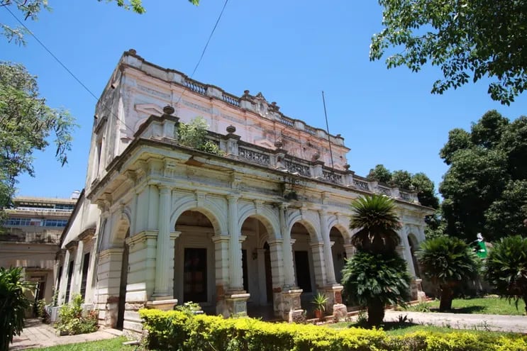Desde la Universidad Nacional de Asunción (UNA) conformaron un equipo técnico para la restauración de la sede del rectorado ubicado sobre avenida España. La construcción del edificio data de 1900.