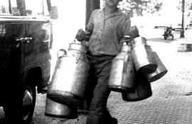 Un vendedor de leche en las calles de Asunción en los sesenta y setenta.