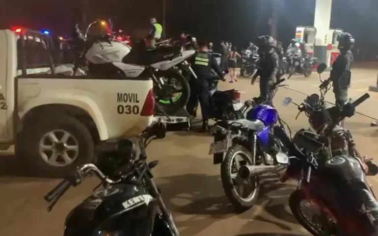 El operativo fue realizado en una estación de servicios donde los motociclistas estaban ocasionando disturbios.