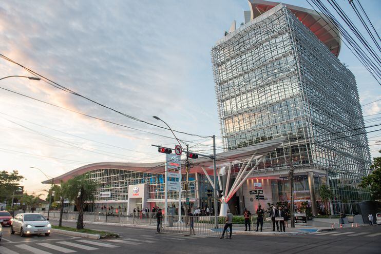 El flamante edificio corporativo del Grupo Toyotoshi es un nuevo ícono de Asunción.