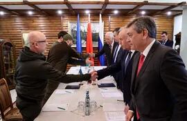 Las delegaciones de Rusia (d) y de Ucrania (i) durante la reunión de hoy, en Brest, Bielorrusia.