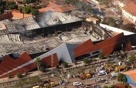 Vista aérea techo del Supermercado Ycua Bolaños, el día del incendio.