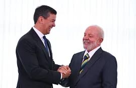 El presidente de Brasil, Luiz Inácio Lula da Silva (d), recibe a su homólogo de Paraguay, Santiago Peña, ayer en el Palacio del Itamaraty, en Brasilia.