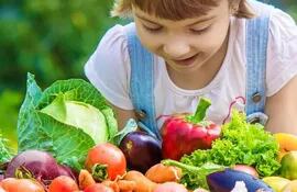Es muy importante elogiar a los niños y niñas cada vez que comen o prueban verduras. Será más probable que vuelvan a comer verduras. Los elogios funcionan mejor cuando les decimos a los niños lo que hicieron bien.