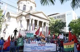 Un reducido grupo de obreros conmemoró ayer el Día Internacional de los Trabajadores en el centro de Asunción.