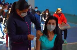 Más de 900 personas recibirán segunda dosis en Villarrica.