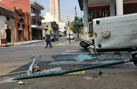 Un choque con vuelco de ambulancia ocurrió este domingo sobre la calle 25 de mayo casi Estados Unidos.