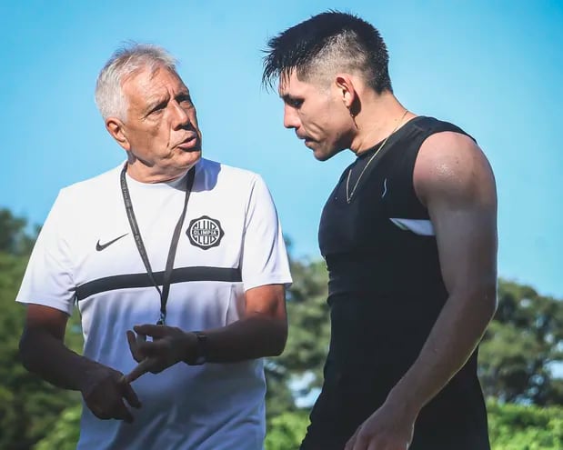 Elvio Paolorosso, preparador físico, conversando con Saúl Salcedo, defensor de Olimpia, en el entrenamiento del plantel.