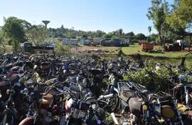 Cientos de motocicletas, abandonadas hace más de 10 años en algunos casos, se están pudriendo en el corralón municipal.