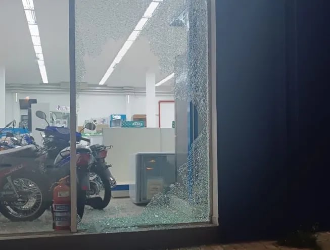 Los delincuentes rompieron el vidrio del establecimiento para cometer el hurto.