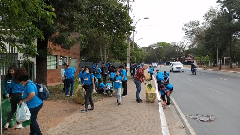 Voluntarios del movimiento de bienestar ambiental de WeLoveU limpiaron 4 km de la ruta PY02 Mcal. Estigarribia de la ciudad de San Lorenzo.