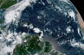 Imagen satelital cedida hoy por la Oficina Nacional de Administración Oceánica y Atmosférica de Estados Unidos (NOAA), a través del Centro Nacional de Huracanes (NHC), en la que se registra la localización del huracán Ian de categoría 4 en la escala Saffir-Simpson a unas millas de la costa de Florida. (EFE/NOAA)