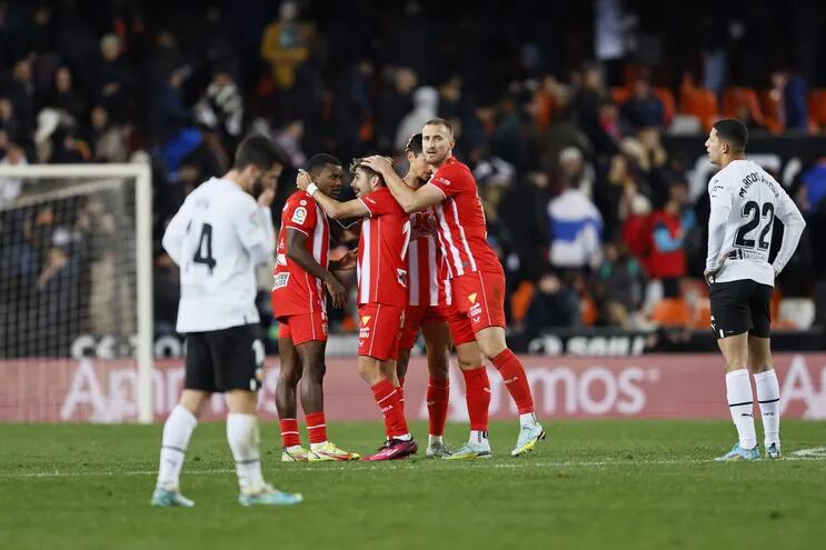 Los jugadores del Almería celebran el resultado, al término del partido de Liga en Primera División que Valencia CF y UD Almería han disputado este lunes en el estadio de Mestalla.