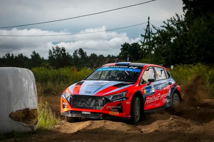 El piloto paraguayo Fabrizio Zaldívar, a bordo del Hyundai i20 N Rally2, estuvo navegado por el copiloto argentino Marcelo Der Ohanessian en el Rally de Estonia.