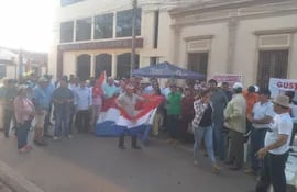 En San pedro se manifiestan para exigir destitución del intendente Gustavo Rodríguez.