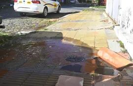 La pérdida de agua tras el robo de medidores en barrio Obrero generó problemas a usuarios de la Essap.