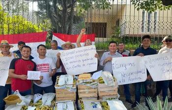 Productores y exportadores de banana, manifetándose este martes frente a la embajada de Argentina, en la Capital de nuestro país.