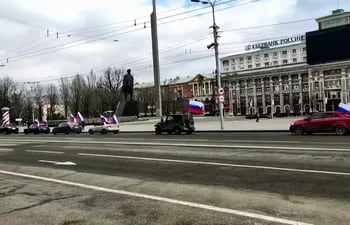 El movimiento "Donetsk Republic", en la región separatista prorrusa del Donbás, en Ucrania, realizan una caravana por la localidad exhibiendo banderas de Rusia.