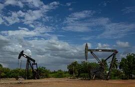 Vista externa de un balancín extractor de petroleo,en Cabimas (Venezuela). (EFE)