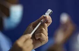 Una enfermera prepara una dosis de vacuna anti covid-19, en un centro de vacunación cerca de París.